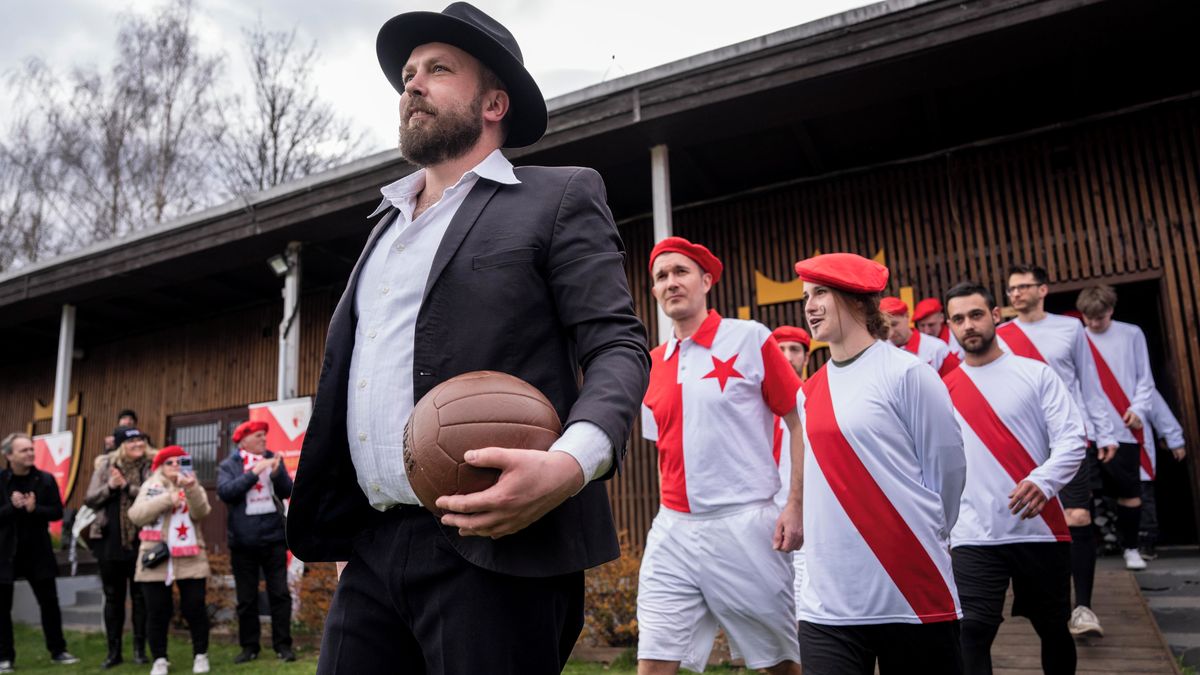 FOTO: Po 130 letech se hrál na Císařské louce fotbal